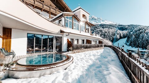 Außenaufnahme vom Hotel mit Whirlpool im Winter