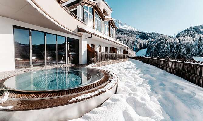 Außenansicht vom Hotel mit Whirlpool im Winter