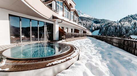 Außenaufnahme vom Hotel mit Whirlpool im Winter