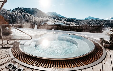 Außen-Whirlpool mit Bergblick im Winter