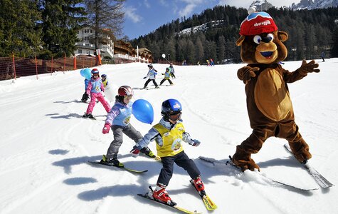 Kinder beim Skikurs im Brunoland