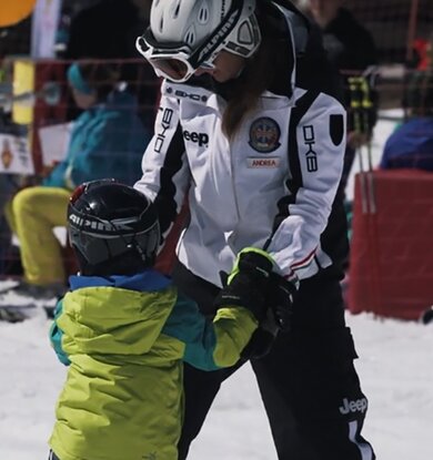 Skilehrer mit Kind