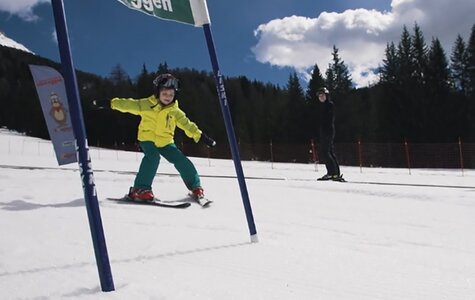 Kind beim Torlauf beim Skikurs