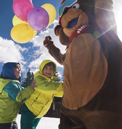 Kinder mit Bruno dem Brunoland-Maskottchen