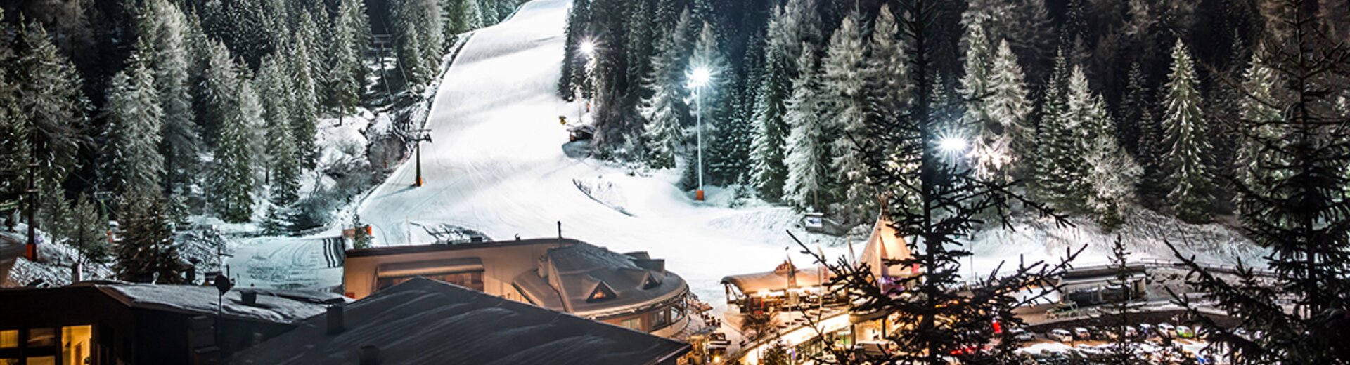 Skiabfahrt mit Flutlicht bei Nacht