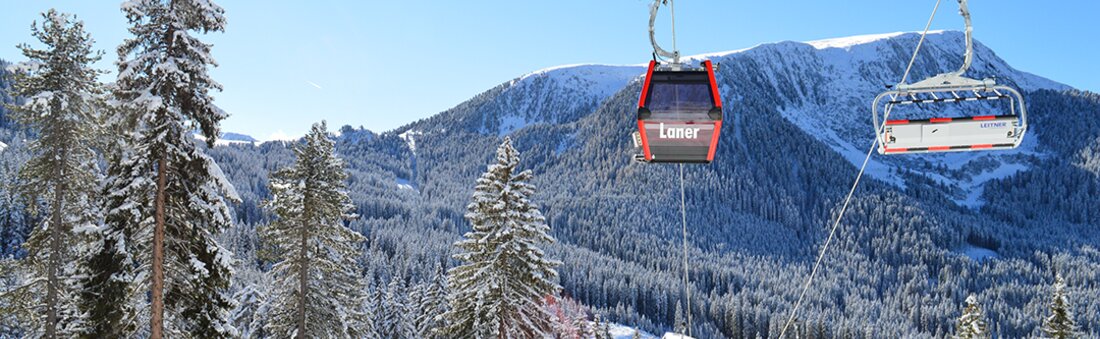 Gondel- und Sesselliftanlage im Skigebiet