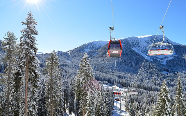 Gondeln und Sessellifte im Skigebiet