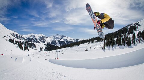 Snowboarder bei Kunstsprung im Snowpark