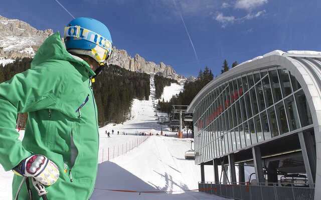 Skifahrer bei der Talstation in Obereggen