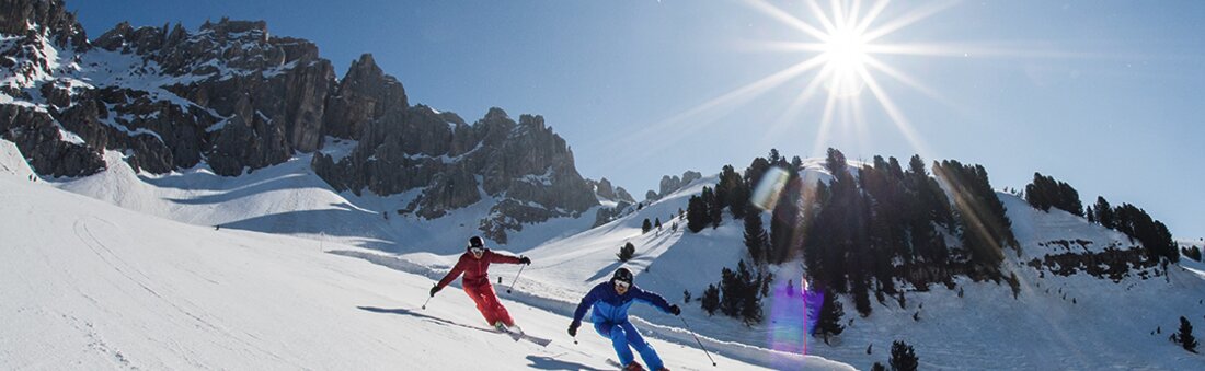Menschen beim Skifahren bei Sonnenschein