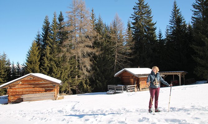 Frau beim Winterwandern im Schnee